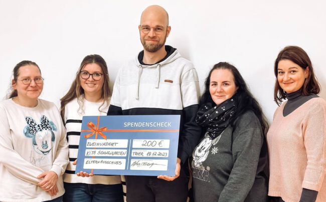 2023-12-19 Spendenübergabe Waffelstand Elternausschuss ohne Stühle